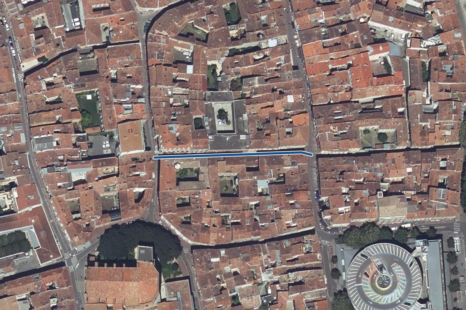 Vue aérienne de la rue Joutx-Aigues à Toulouse, la voie tracée en bleu