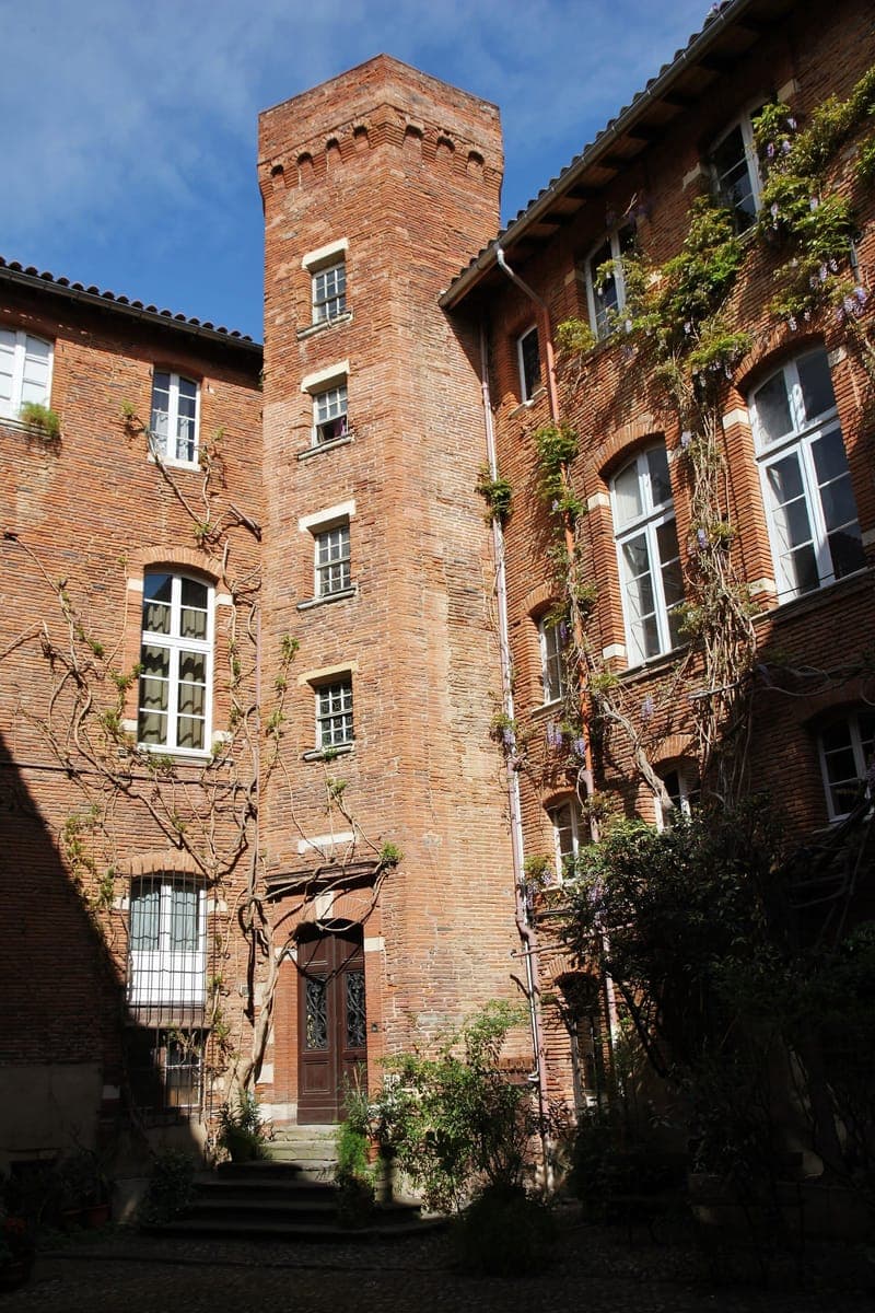 La tour du XVIe siècle (remaniée) dans la cour de l’hôtel Bertrand de Rességuier, 2 rue Joutx-Aigues, en avril 2016.