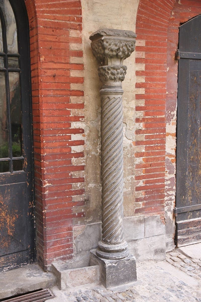 Colonne de l’ancienne église de la Daurade dans la cour du 4 rue Joutx-Aigues, en avril 2016.