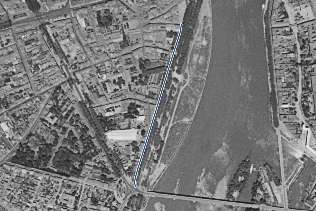Vue aérienne de la rue Laganne en 1954, en noir et blanc, la voie tracée en bleu