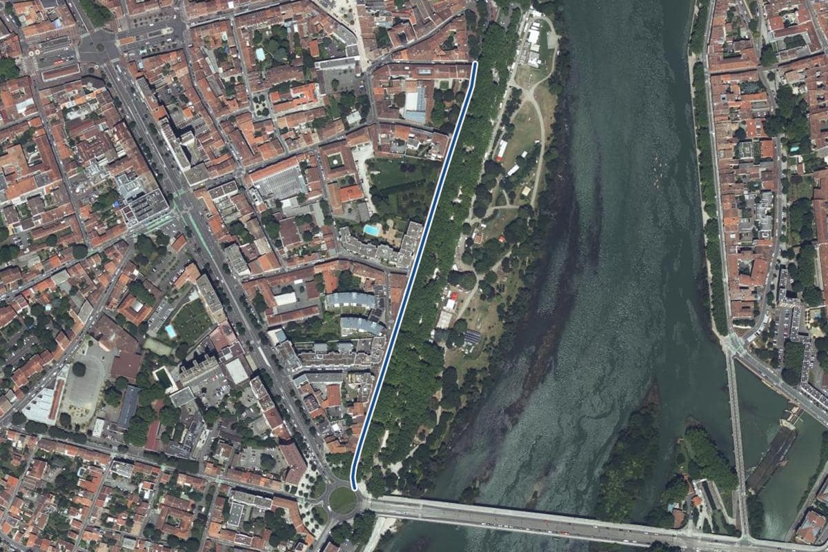 Vue aérienne de la rue Laganne en 2025, au même cadrage, la voie tracée en bleu