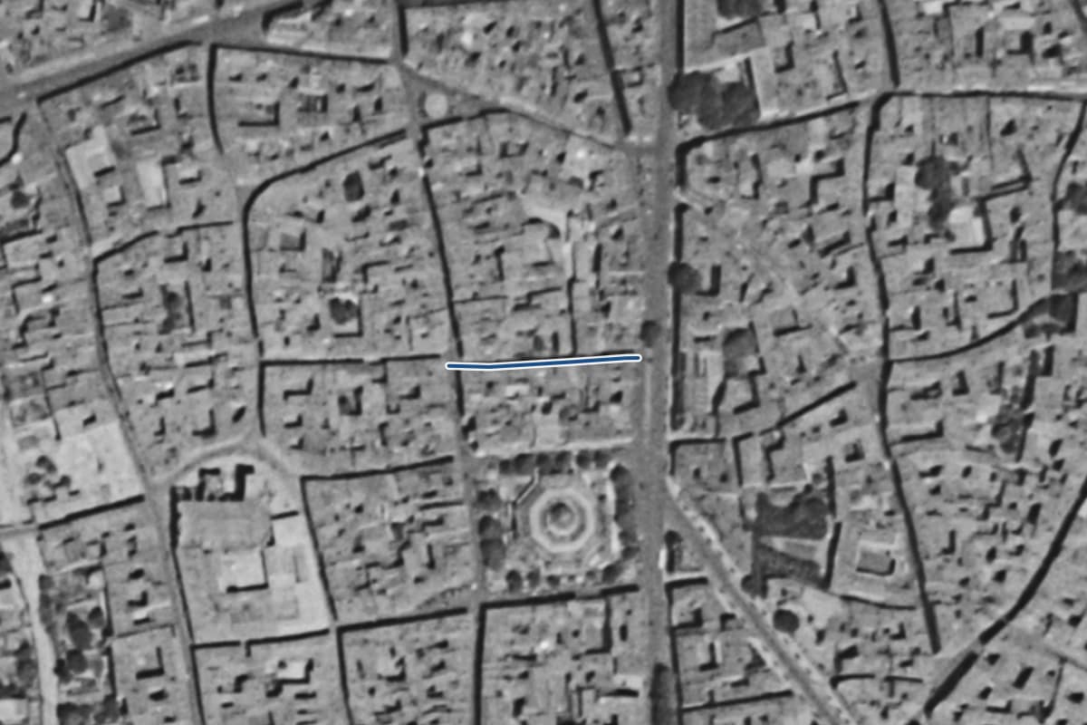 Vue aérienne de la rue Maletache en 1954, en noir et blanc, la voie tracée en bleu