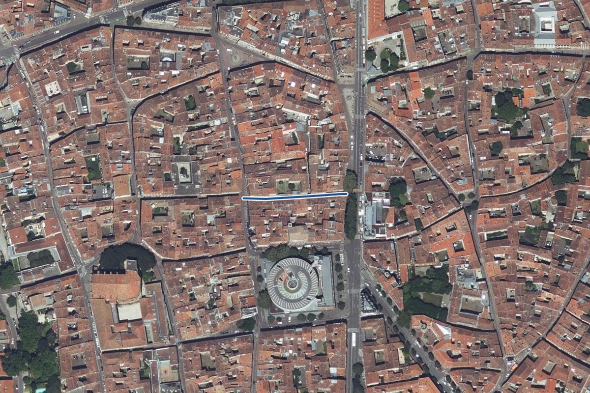 Vue aérienne de la rue Maletache en 2025, au même cadrage, la voie tracée en bleu