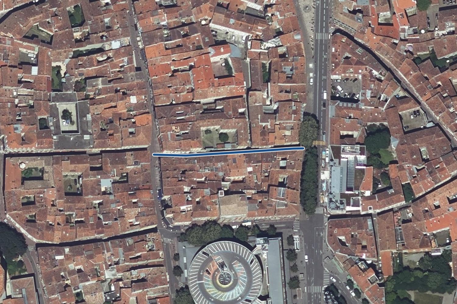 Vue aérienne de la rue Maletache à Toulouse, la voie tracée en bleu
