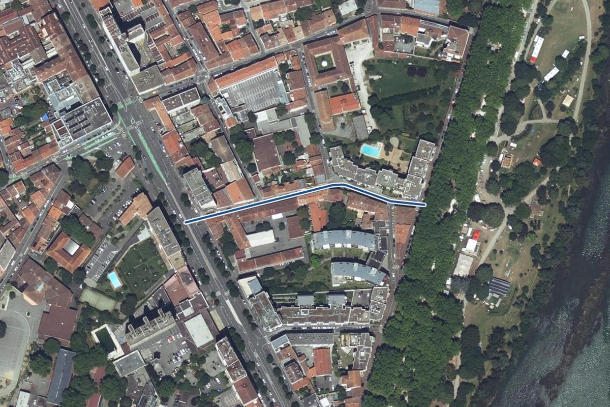 Vue aérienne de la rue Marie-Magné en 2025, au même cadrage, la voie tracée en bleu