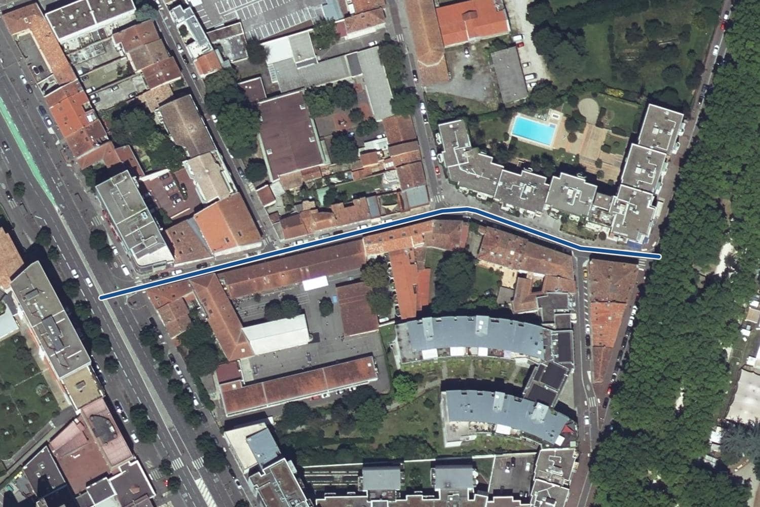 Vue aérienne de la rue Marie-Magné à Toulouse, la voie tracée en bleu