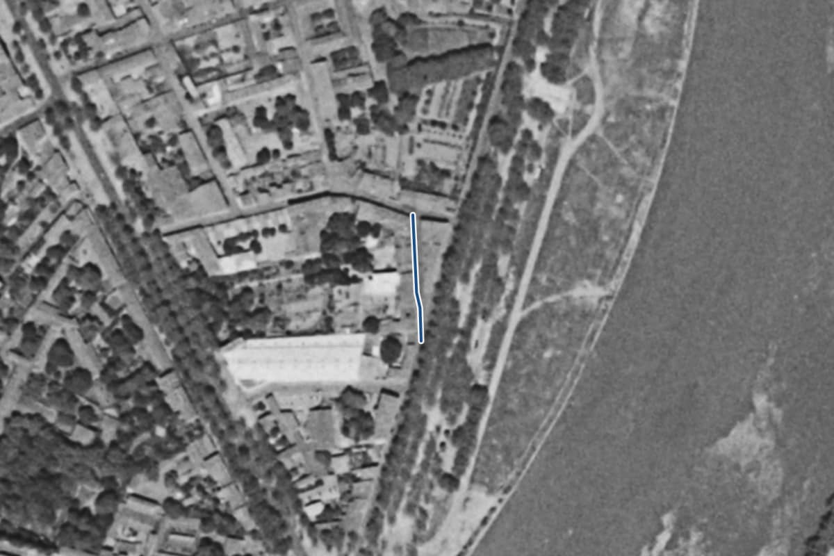 Vue aérienne de la rue Peyrolade en 1954, en noir et blanc, la voie tracée en bleu