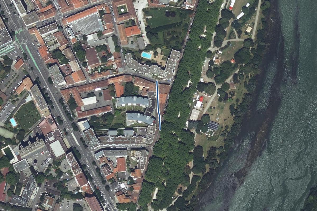 Vue aérienne de la rue Peyrolade en 2025, au même cadrage, la voie tracée en bleu