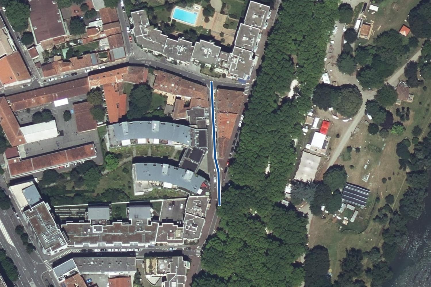 Vue aérienne de la rue Peyrolade à Toulouse, la voie tracée en bleu