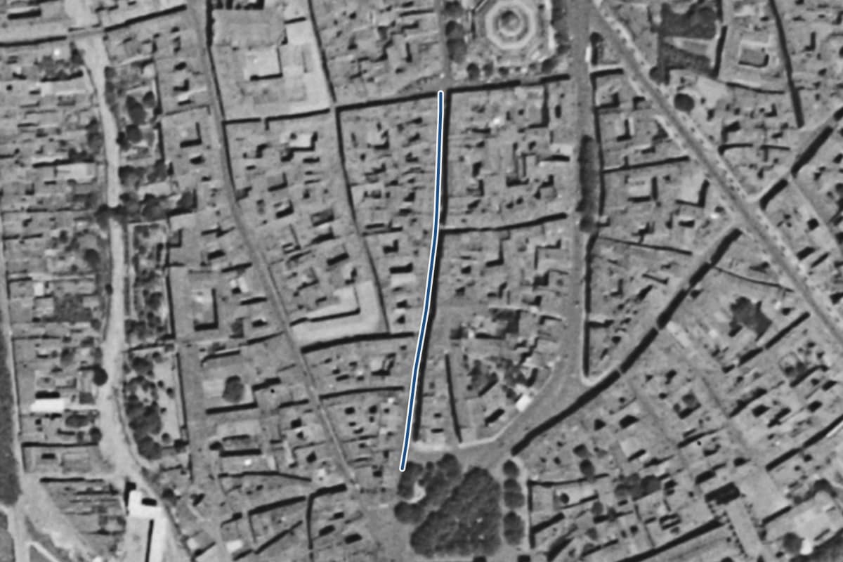 Vue aérienne de la rue Pharaon en 1954, en noir et blanc, la voie tracée en bleu