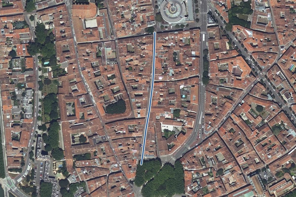 Vue aérienne de la rue Pharaon en 2025, au même cadrage, la voie tracée en bleu