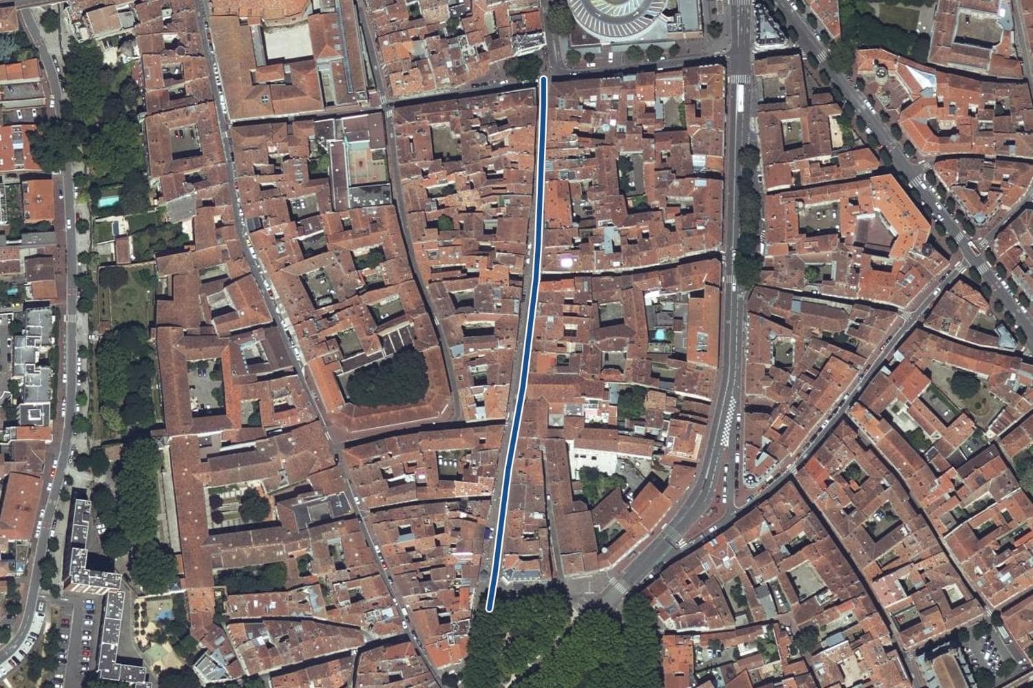 Vue aérienne de la rue Pharaon à Toulouse, la voie tracée en bleu