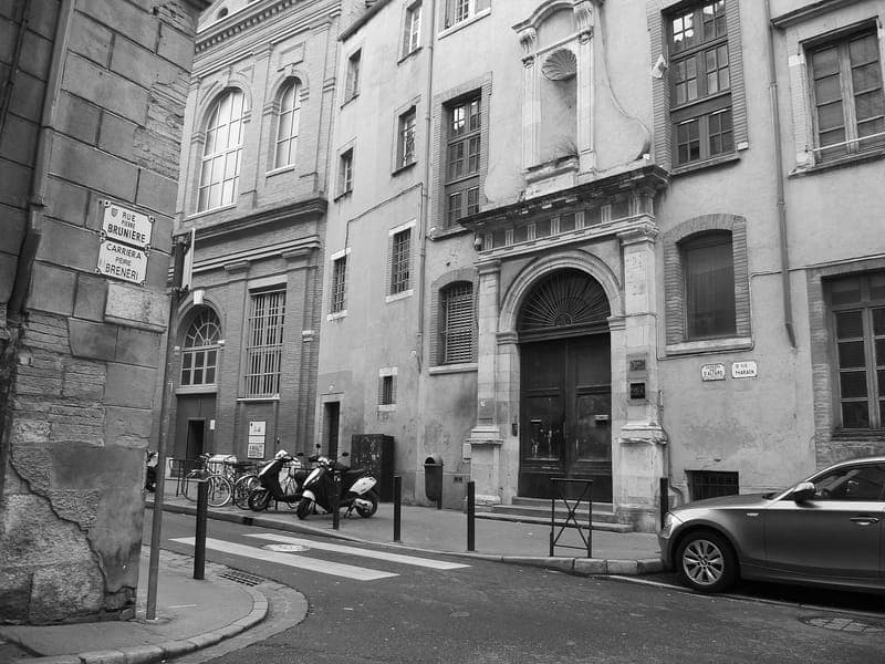 La rue Pharaon vue depuis la rue Pierre Brunière, en 2011.