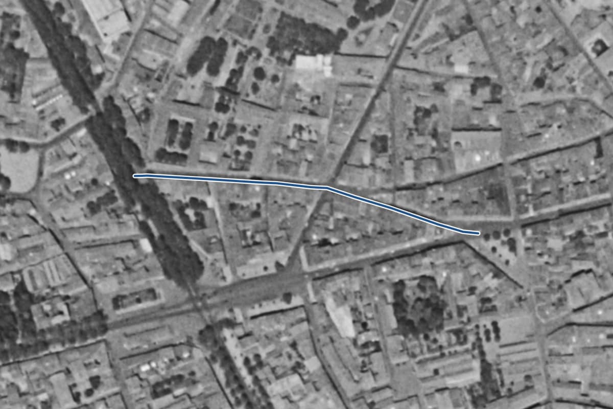 Vue aérienne de la rue Réclusane en 1954, en noir et blanc, la voie tracée en bleu