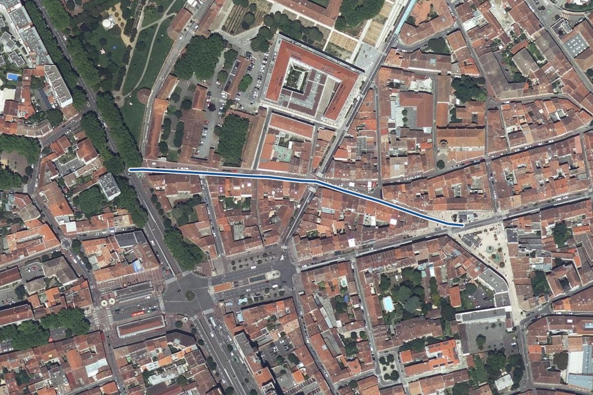 Vue aérienne de la rue Réclusane en 2025, au même cadrage, la voie tracée en bleu