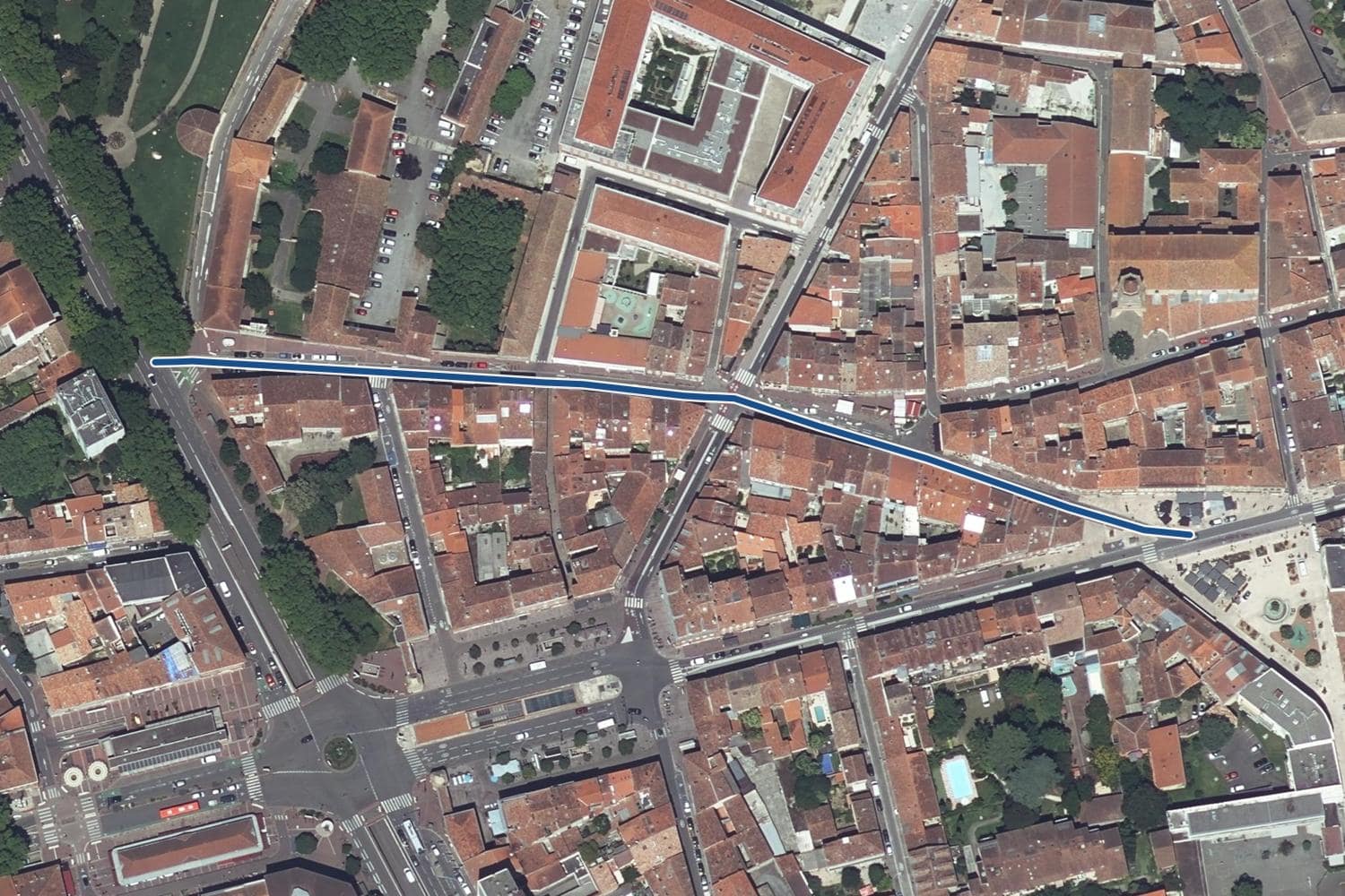 Vue aérienne de la rue Réclusane à Toulouse, la voie tracée en bleu