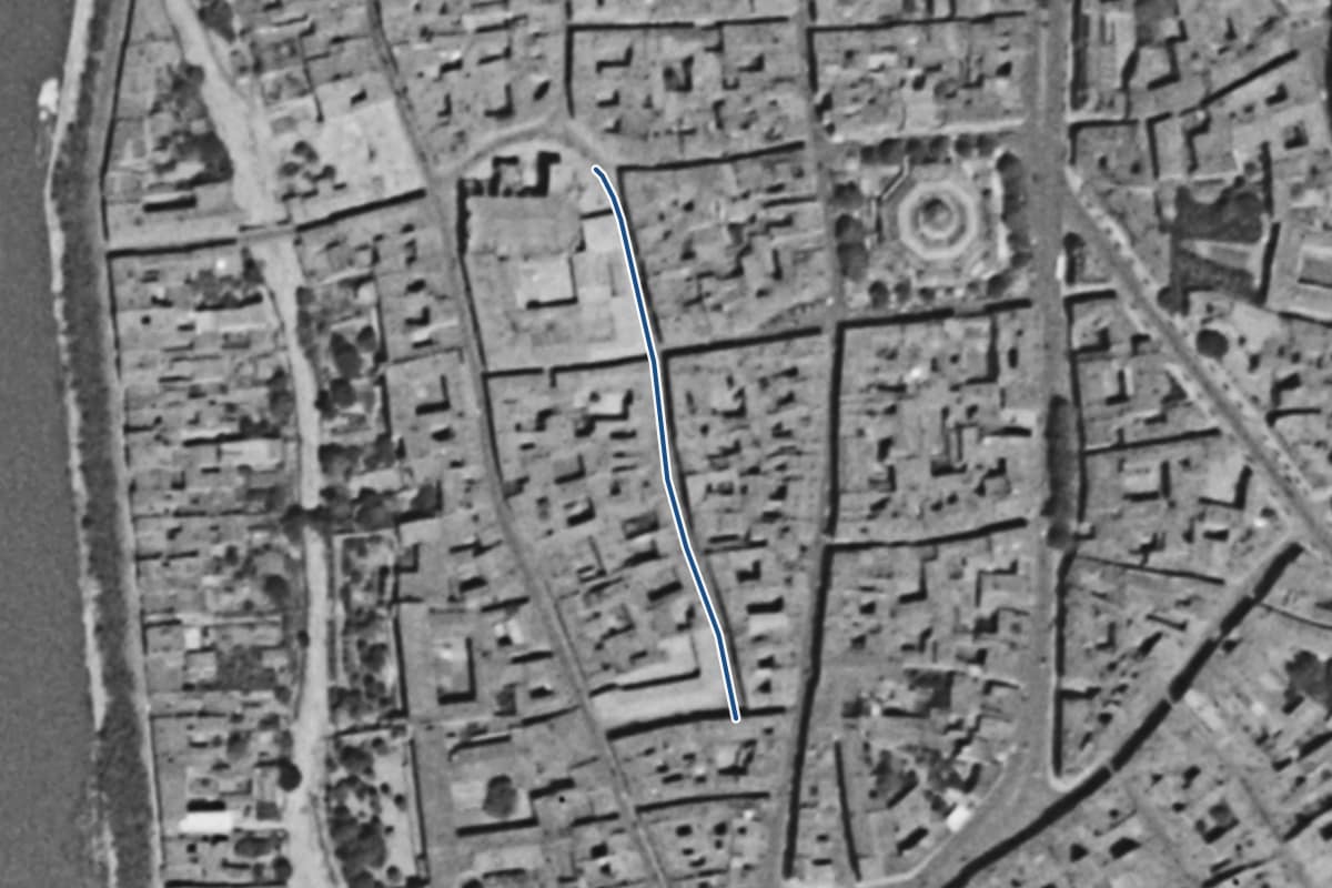 Vue aérienne de la rue Saint-Rémésy en 1954, en noir et blanc, la voie tracée en bleu
