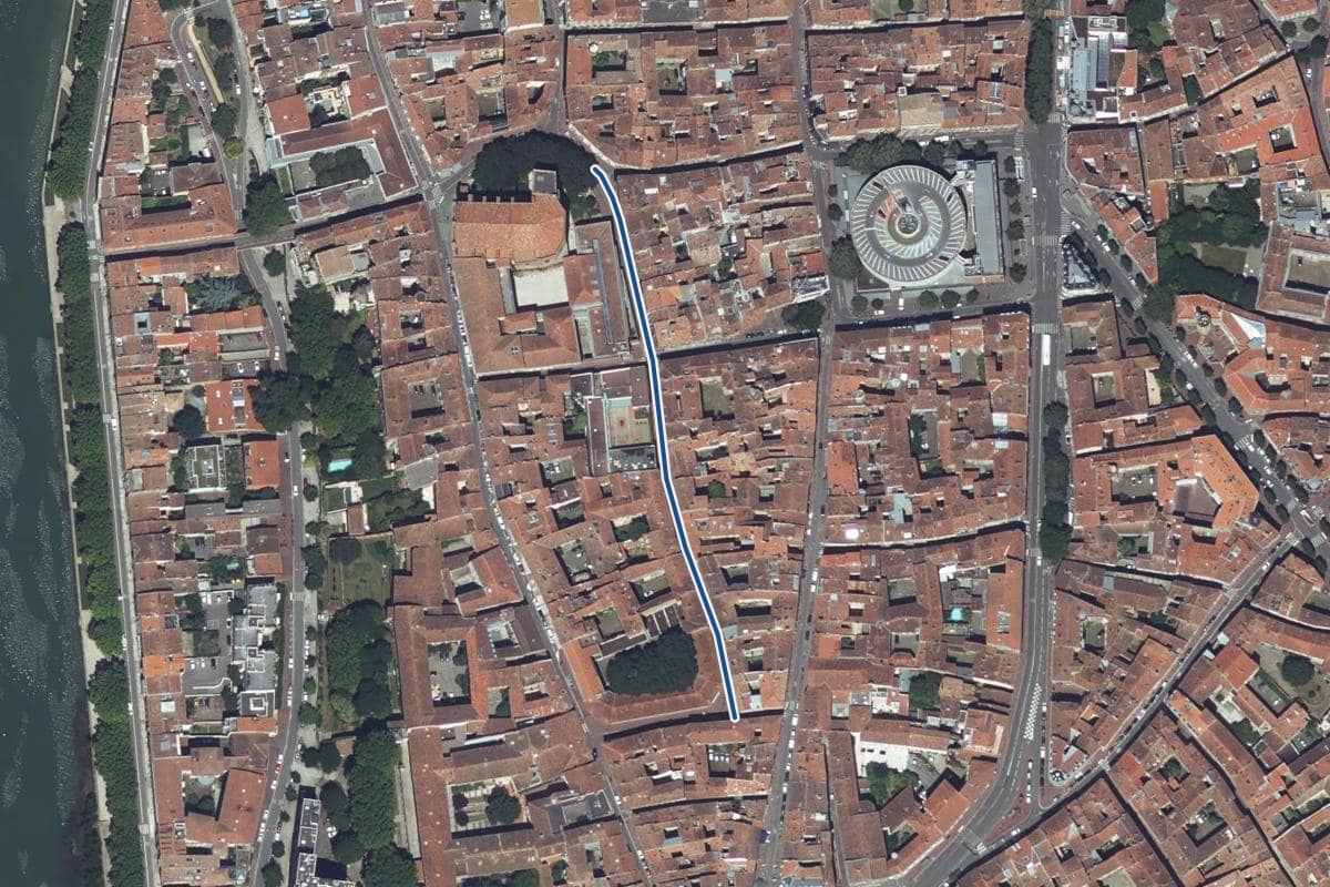 Vue aérienne de la rue Saint-Rémésy en 2025, au même cadrage, la voie tracée en bleu