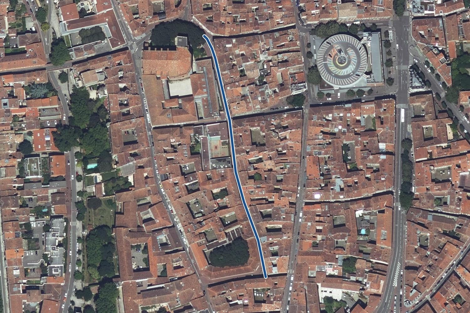 Vue aérienne de la rue Saint-Rémésy à Toulouse, la voie tracée en bleu