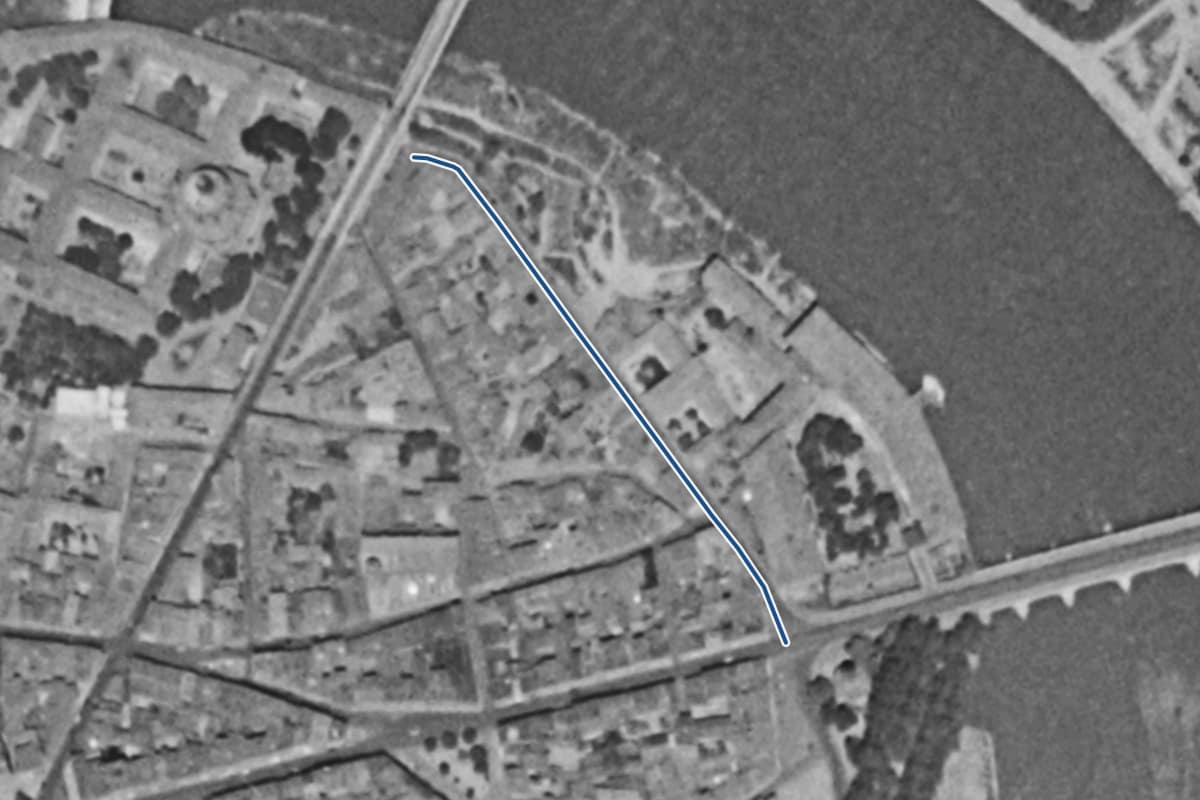 Vue aérienne de la rue Viguerie en 1954, en noir et blanc, la voie tracée en bleu