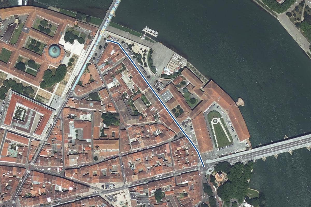 Vue aérienne de la rue Viguerie en 2025, au même cadrage, la voie tracée en bleu
