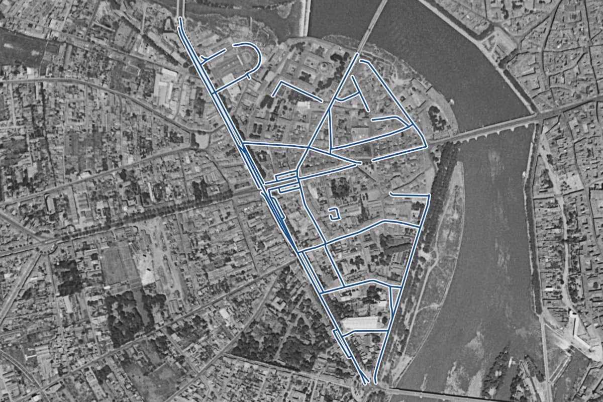 Vue aérienne du quartier Saint-Cyprien en 1954, en noir et blanc, les 22 rues qui ont leur page de prix tracées en bleu