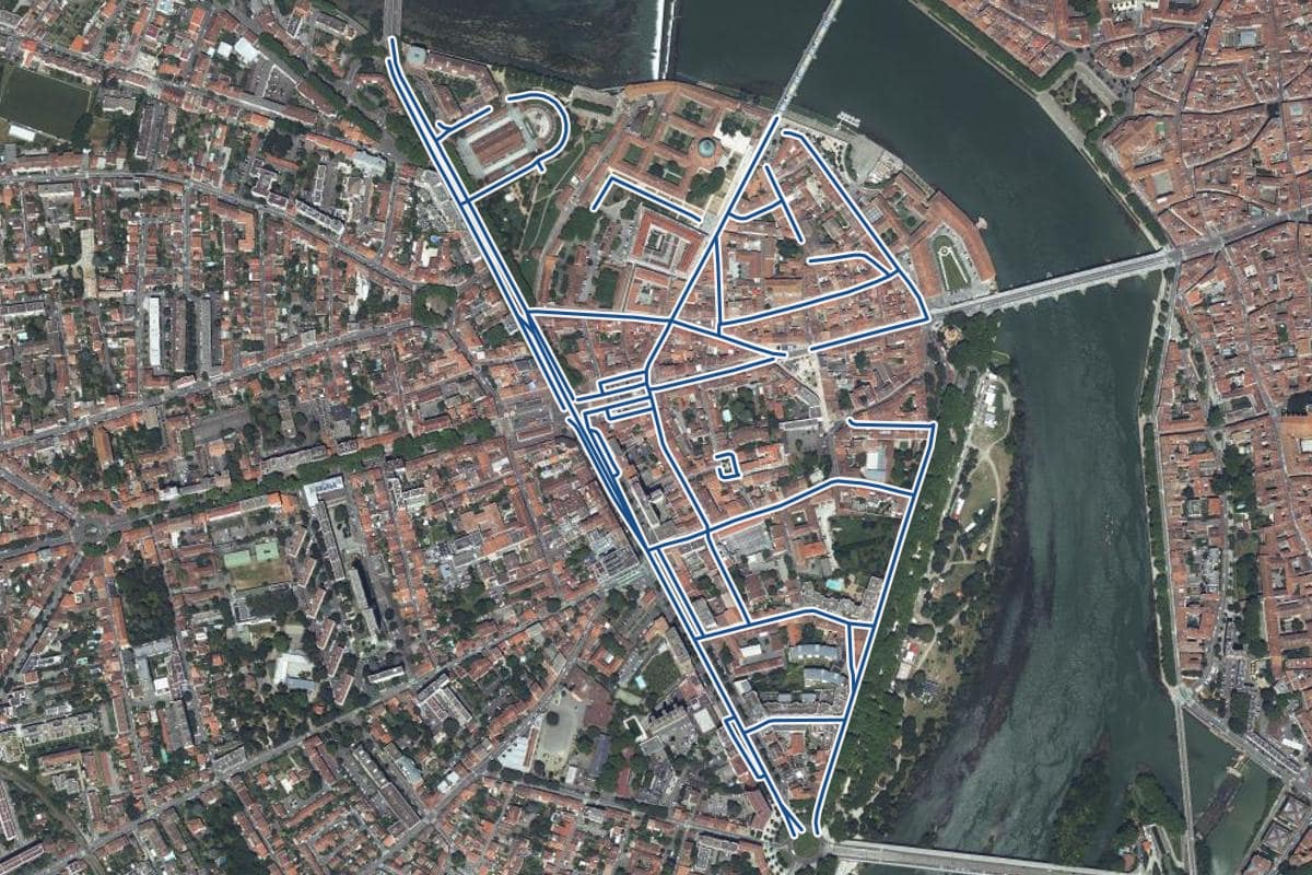 Vue aérienne du quartier Saint-Cyprien en 2025, au même cadrage, les 22 rues qui ont leur page de prix tracées en bleu