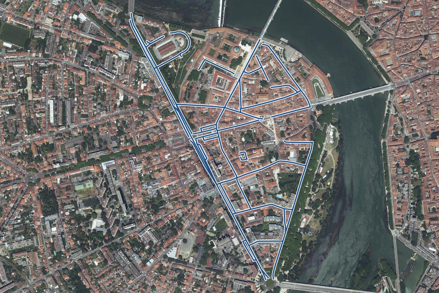Vue aérienne du quartier Saint-Cyprien à Toulouse, les 22 rues qui ont leur page de prix tracées en bleu