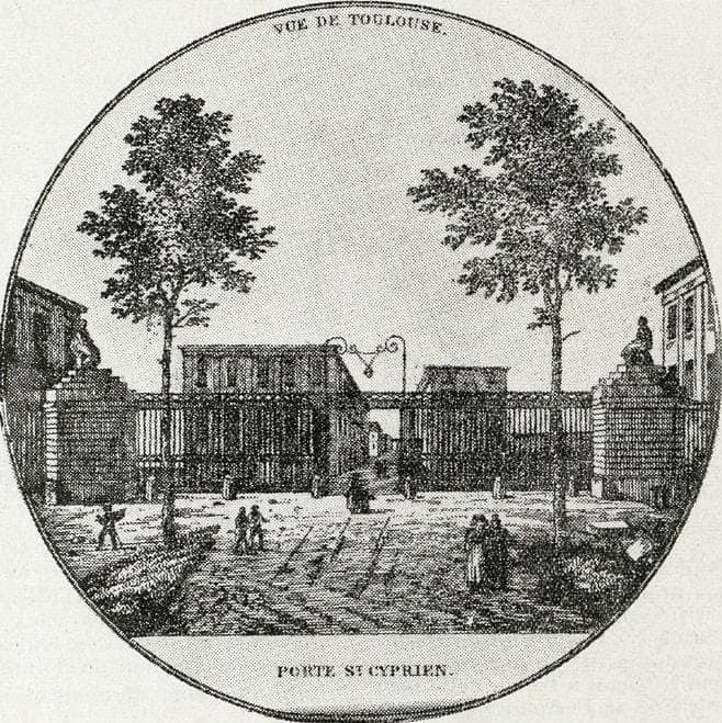 Gravure ancienne en médaillon : grilles de la porte Saint-Cyprien, grands arbres, quelques silhouettes
