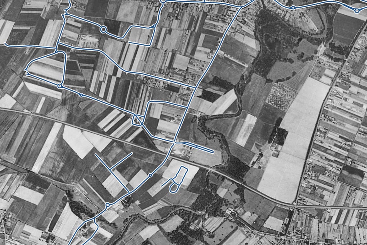 Vue aérienne du quartier de Saint-Martin-du-Touch en 1954, en noir et blanc, les 21 rues qui ont un prix au m² tracées en bleu