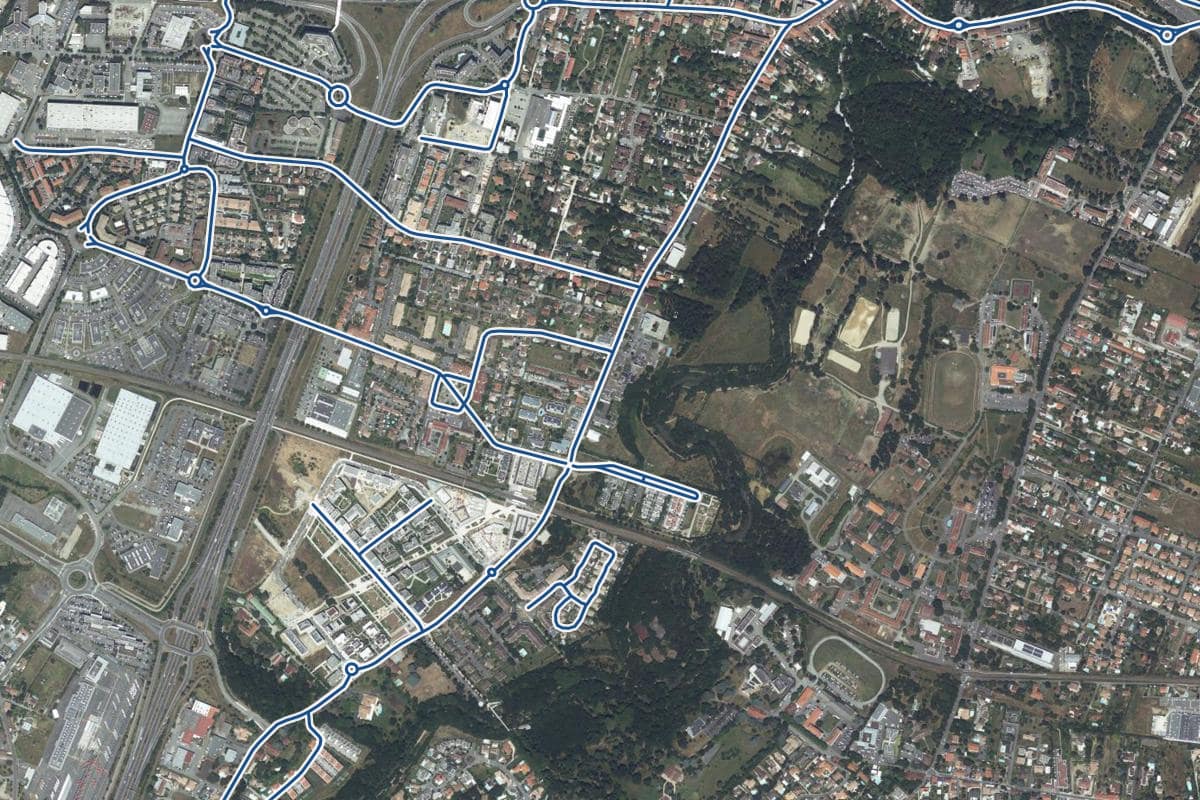 Vue aérienne du quartier de Saint-Martin-du-Touch en 2025, au même cadrage, les 21 rues qui ont un prix au m² tracées en bleu