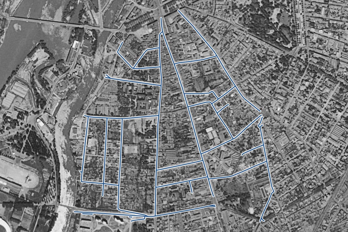 Vue aérienne du quartier de Saint-Michel en 1954, en noir et blanc, les 26 rues qui ont un prix au m² tracées en bleu