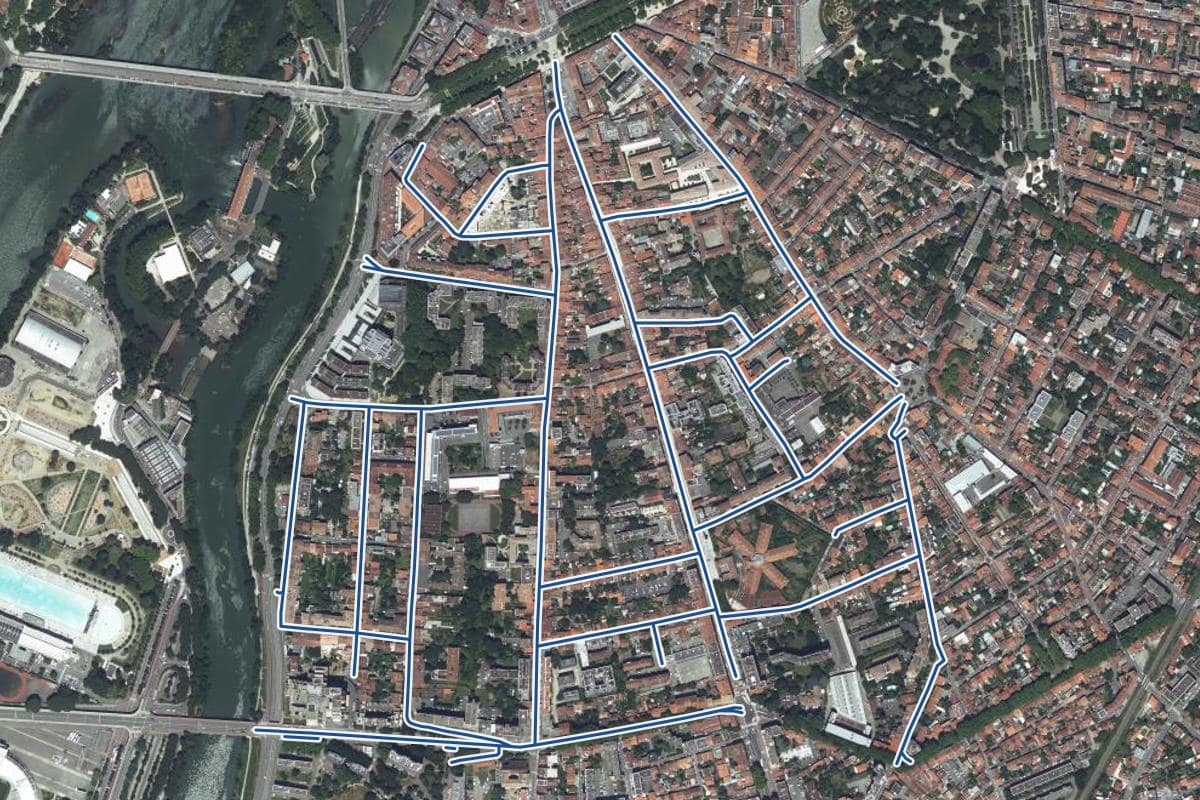 Vue aérienne du quartier de Saint-Michel en 2025, au même cadrage, les 26 rues qui ont un prix au m² tracées en bleu