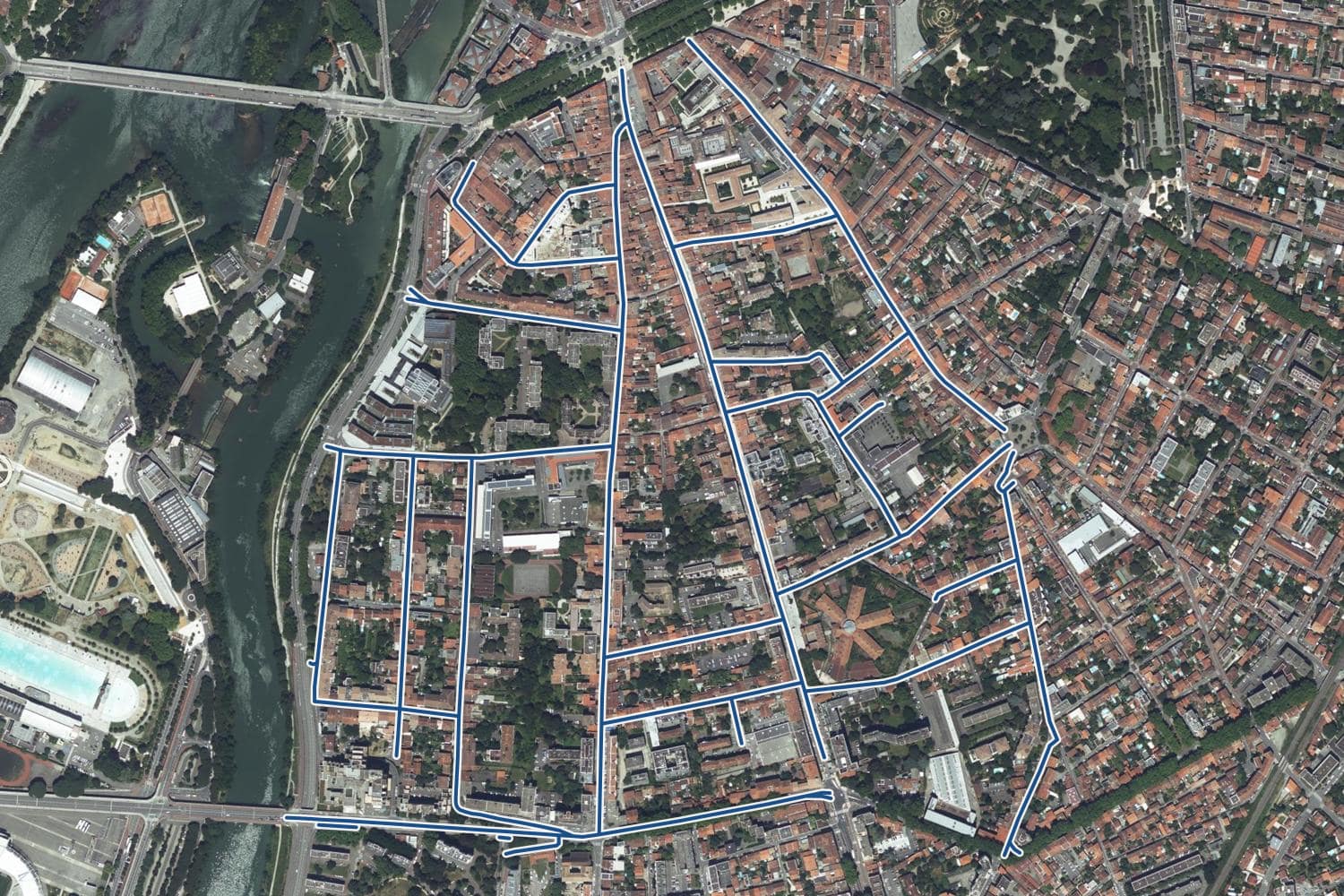 Vue aérienne du quartier de Saint-Michel à Toulouse, les 26 rues qui ont un prix au m² tracées en bleu