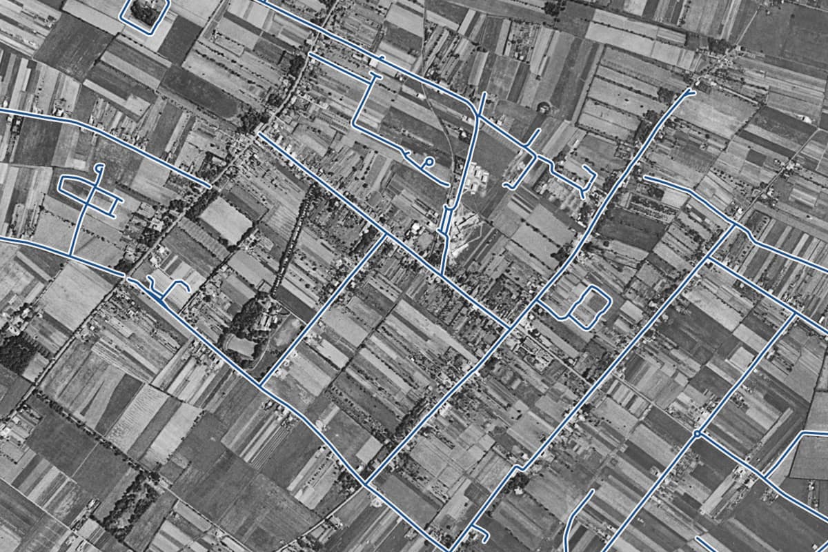 Vue aérienne du quartier de Saint-Simon en 1954, en noir et blanc, les 30 rues qui ont un prix au m² tracées en bleu