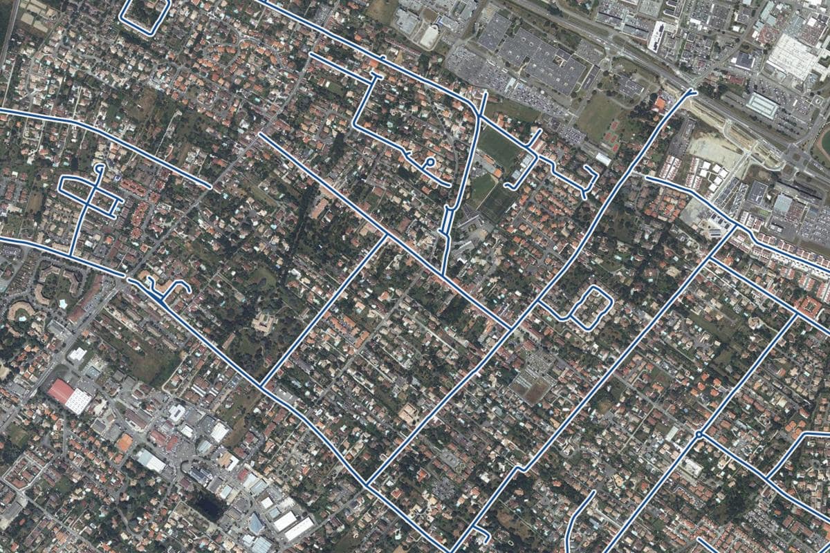 Vue aérienne du quartier de Saint-Simon en 2025, au même cadrage, les 30 rues qui ont un prix au m² tracées en bleu