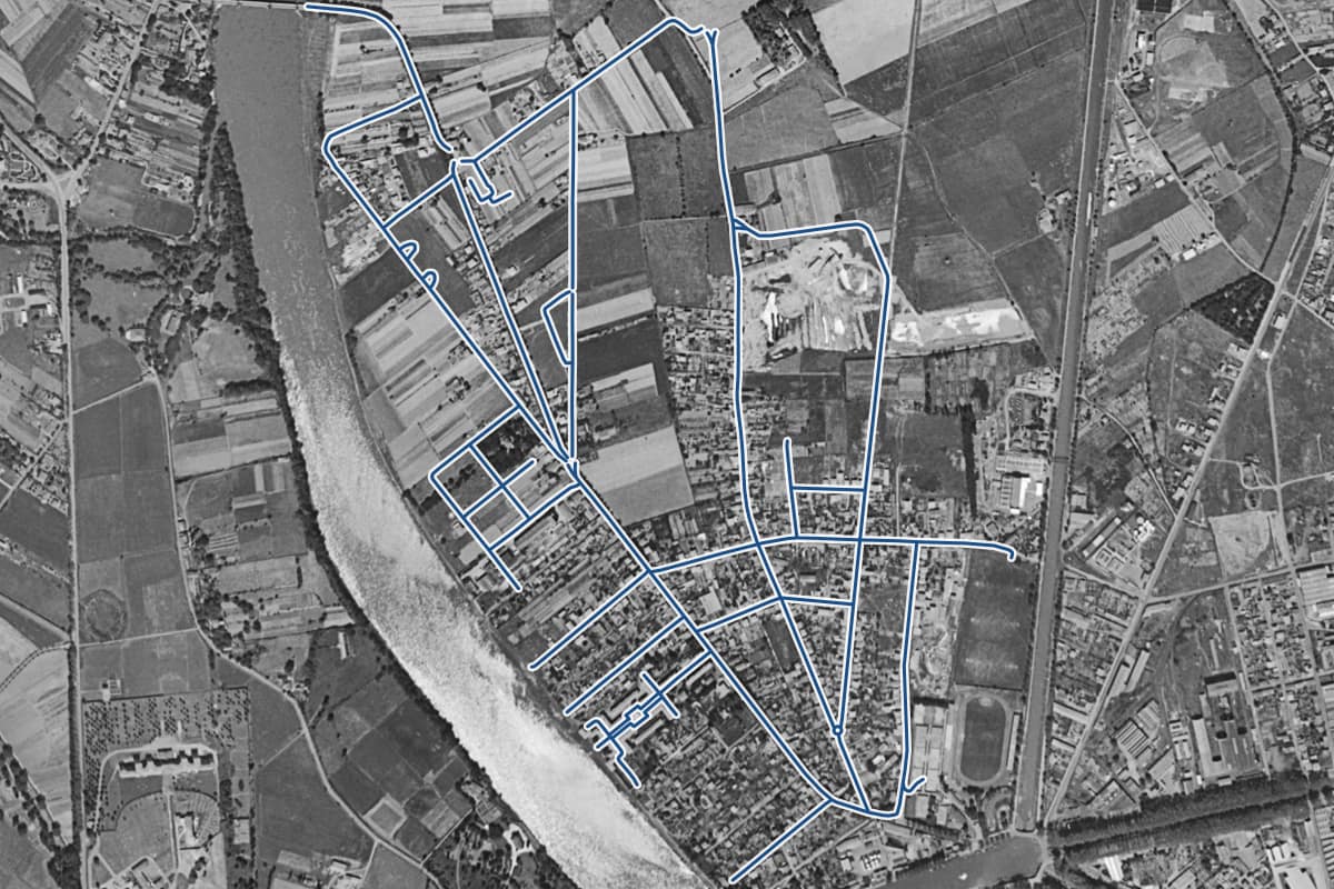 Vue aérienne du quartier des Sept-Deniers en 1954, en noir et blanc, les 21 rues qui ont un prix au m² tracées en bleu