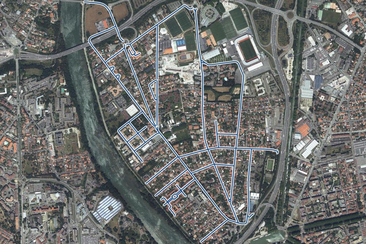 Vue aérienne du quartier des Sept-Deniers en 2025, au même cadrage, les 21 rues qui ont un prix au m² tracées en bleu
