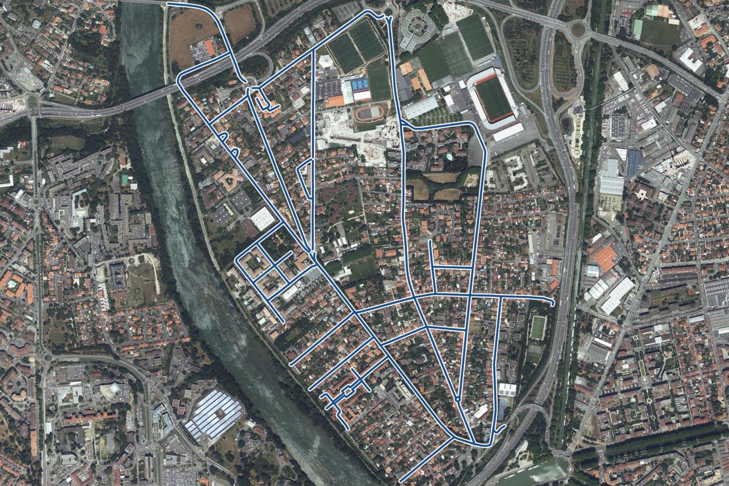 Vue aérienne du quartier des Sept-Deniers à Toulouse, les 21 rues qui ont un prix au m² tracées en bleu